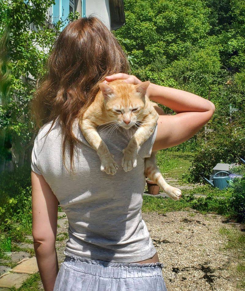 Eva Katharina mit ihrer Katze Lui
